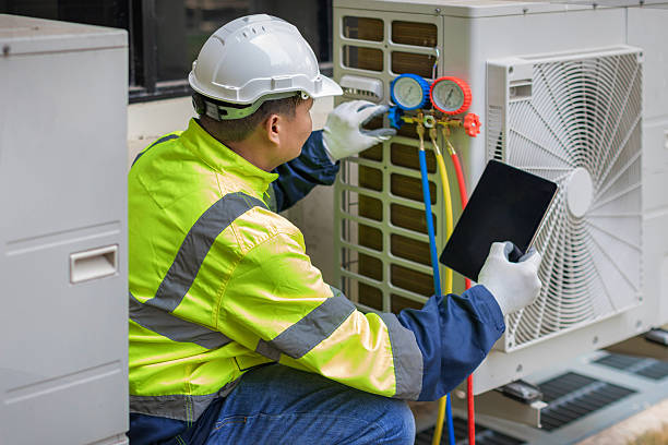 Professional Hvac technician working in Alturas, FL
